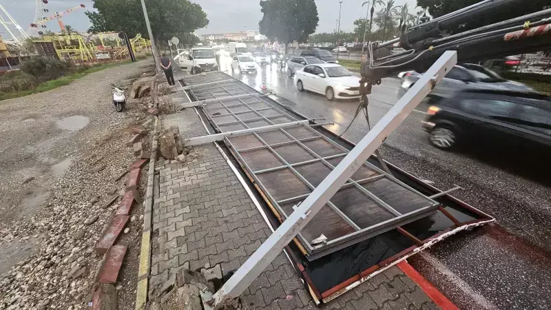 Antalya'yı Vuran Sağanak: Dev Tabela Devrildi, Sokaklar Göle Döndü