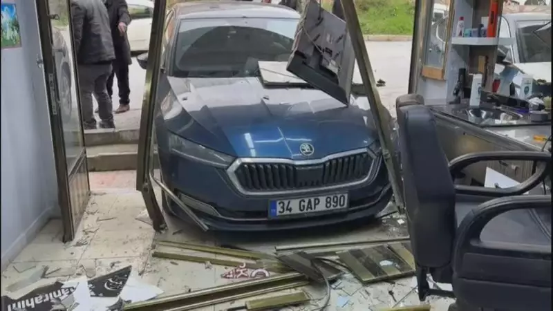 Arnavutköy'de Kontrolden Çıkan Araç Berbere Daldı: 2 Yaralı