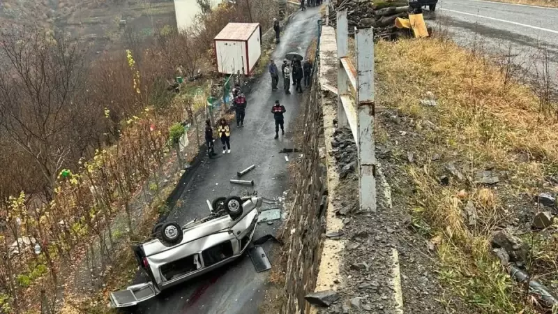 Artvin'de Feci Kaza: Araç Alt Yola Devrildi, 3 Kişi Hayatını Kaybetti