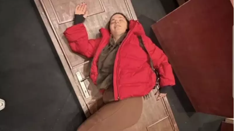 Aslı Bekiroğlu Tiyatro Sahnesinde Kaza Geçirdi: Kafasına Kapı Düştü