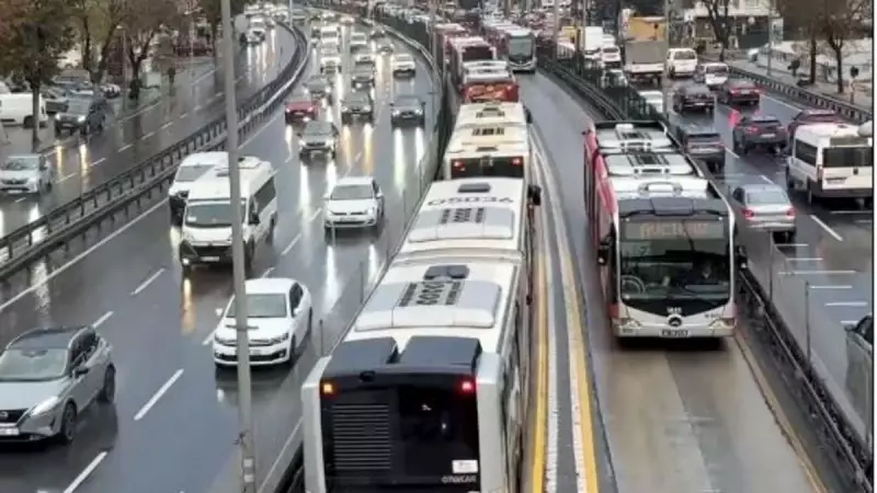 Avcılar'da Metrobüs Arızası: Seferler Aksadı, Duraklarda Yoğunluk Yaşandı