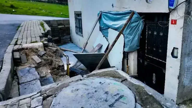 Avcılar'da Unutulan El Freni: Panelvan 4 Katlı Binaya Daldı