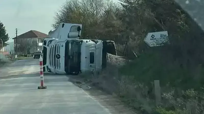 Çaycuma'da Tır Devrildi: Sürücü Hafif Yaralı, Yol Trafiğe Kapandı