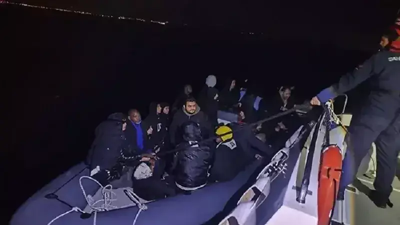Aydın'da 31 Düzensiz Göçmen Kurtarıldı: Botları Battı