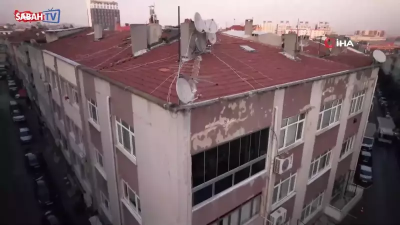 Bayrampaşa'da 50 Yıllık Binadan Kopan Sıva Parçaları Araç Üzerine Düştü