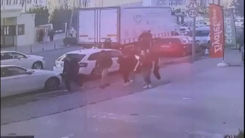 Beylikdüzü'nde Skuter Yayalara Çarptı: 2 Yaralı, Sürücü Kaçtı