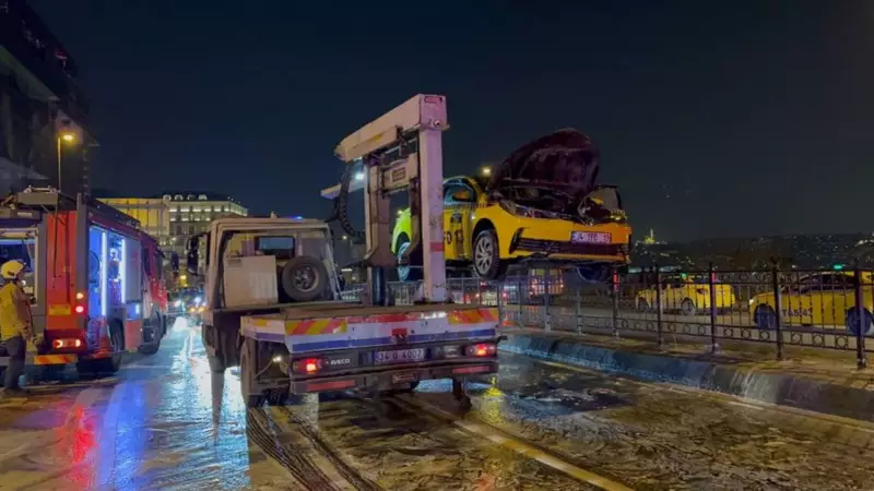 Beyoğlu'nda Seyir Halindeki Takside Yangın: İtfaiye Müdahalesiyle Kontrol Altına Alındı