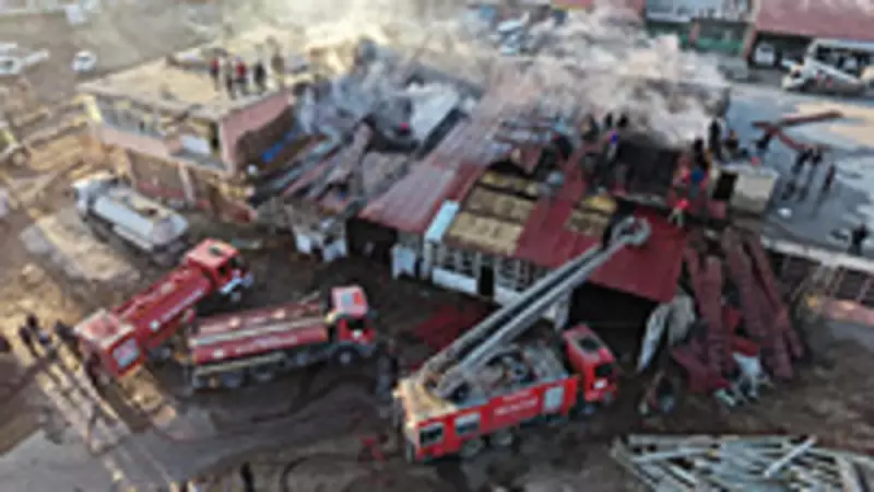 Bitlis Tatvan'da Sanayi Sitesi'nde Büyük Yangın: Çok Sayıda İş Yeri Hasar Gördü