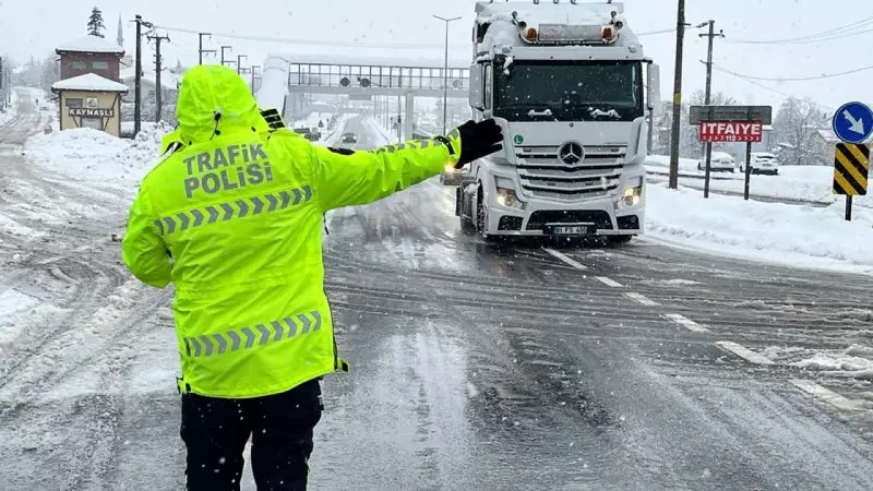 Bolu Dağı'nda Kar Yağışı: D-100 Yolu Ağır Tonajlı Araçlara Kapandı