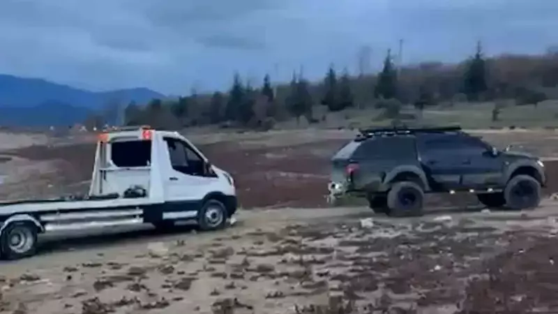 Bolu'da Oto Kurtarma Aracı Çamura Saplandı, Pikap Kurtardı