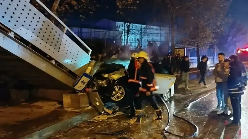 Boyabat'ta Üst Geçide Çarpan Araç Alev Aldı: 4 Yaralı