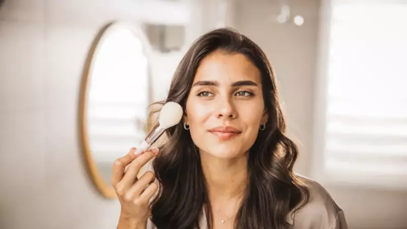 Bu Sezonun Allık Trendi: Glazed Blush Tekniği ile Işıltılı Ciltler
