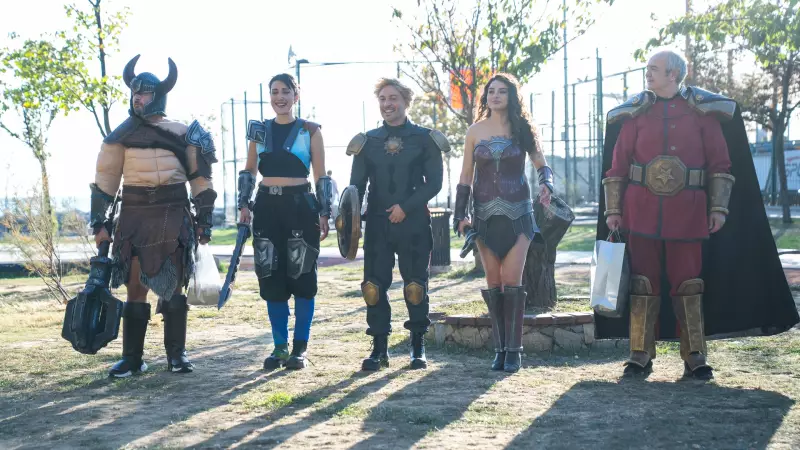 Bugün Güzel Filminde Süper Kahraman Sürprizi: Oğuzhan Koç ve Ayça Ayşin Turan Zırhlı Kostümlerle