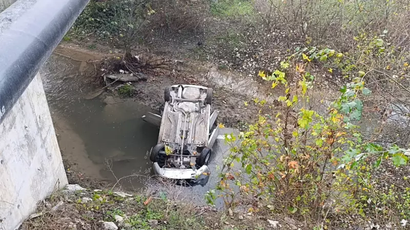 Bursa'da Otomobil Dereye Uçtu: Sürücü Araçta Sıkıştı!