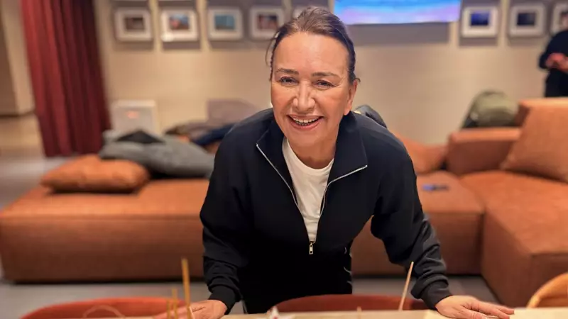 Demet Akbağ'a Sahnede Sürpriz Doğum Günü: 'Aydınlıkevler' 1134. Kez Sahnelendi