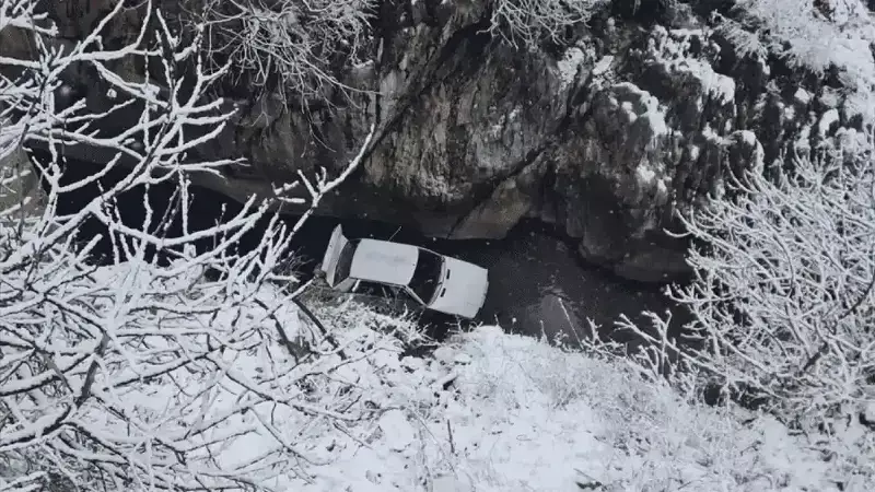 Diyarbakır'da Otomobil Köprüden Dereye Uçtu: 4 Yaralı
