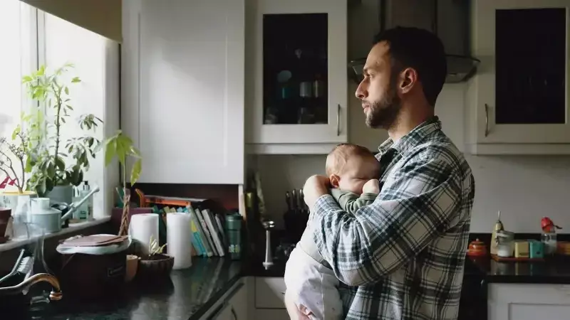 Doğum Sonrası Depresyon Babaları da Vuruyor: Her 10 Babadan 1'i Risk Altında