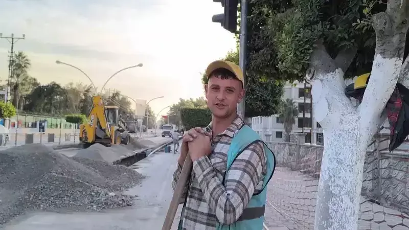 Dörtyol'da İşçiler Soğuk Havada Kürekle Halay Çekerek Isındı