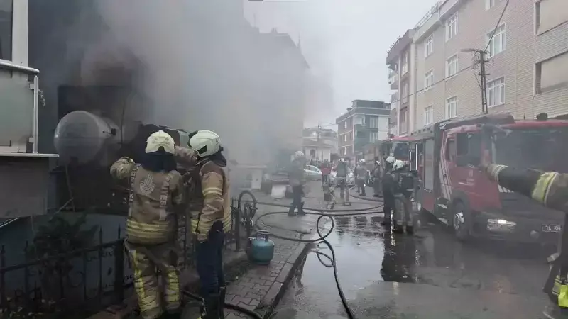 Çekmeköy'de Mobilya Deposunda Çıkan Yangın Binalara Sıçramadan Söndürüldü