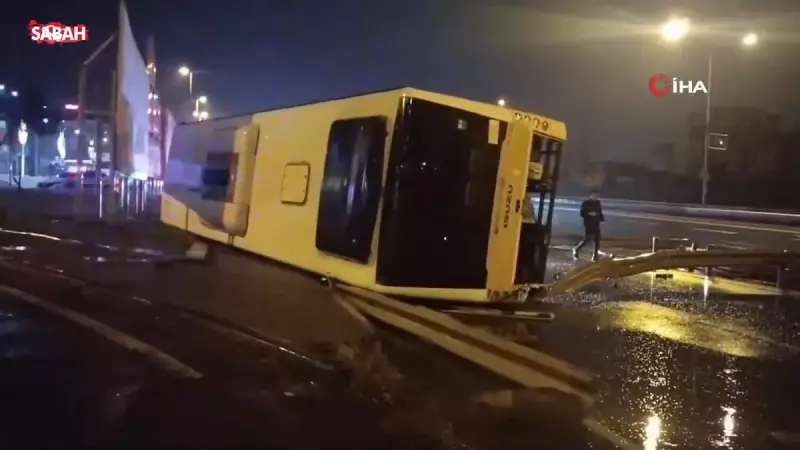 Çekmeköy'de Yağmurda Kontrolden Çıkan Otobüs Yan Yattı: Yaralı Yok