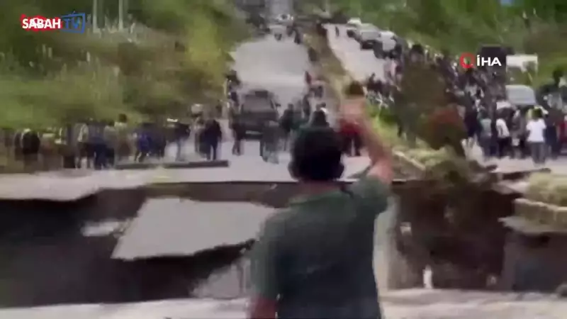 Endonezya'da 4 Şeritli Yol Çöktü: Yayalar ve Araçlar Son Anda Kurtuldu