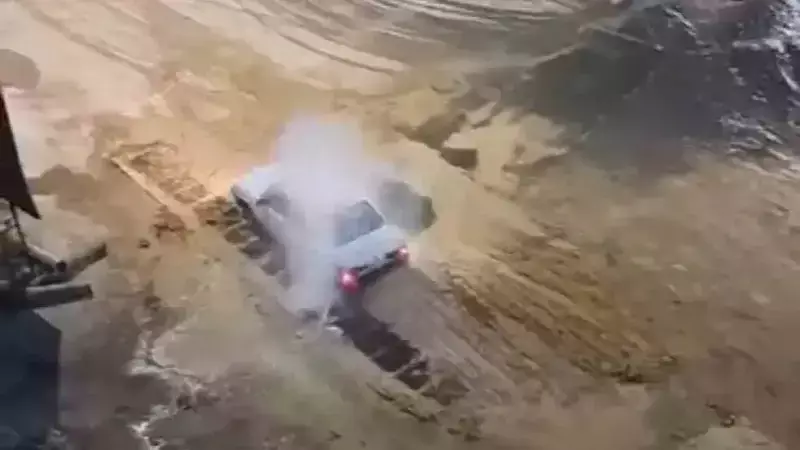 Çerkezköy'de Su Borusu Patladı, Vatandaş Aracını Yıkadı