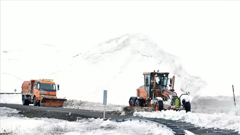 Erzurum'da Kar Mücadelesi: 5 Kamyon ve Greyderlerle Yol Açma Çalışması