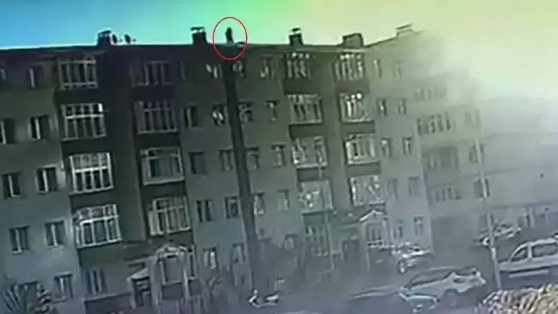 Erzurum'da Ümit Akın, Çatıdan Düşerek Hayatını Kaybetti: Anlar Kamerada