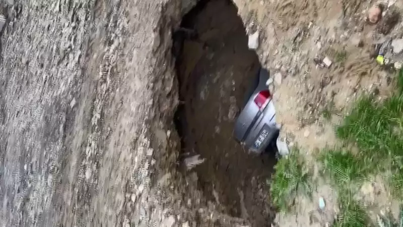 Esenyurt'ta Obruk: Park Halindeki Araç Yerin Dibine Geçti!