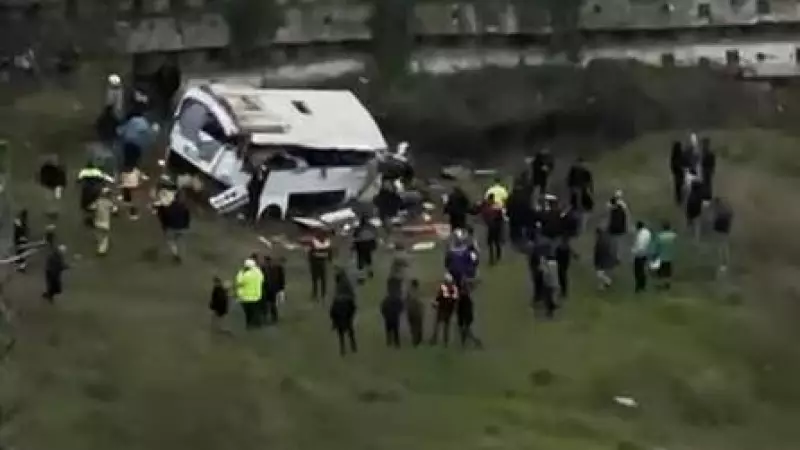 Esenyurt'ta Servis Midibüsü Devrildi: Yaralılar Var, Çalışmalar Sürüyor