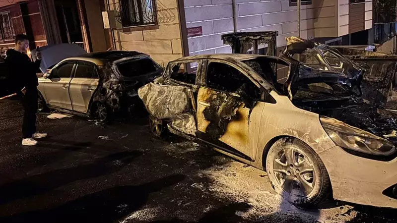 Eyüpsultan'da Park Halindeki İki Araç Alevlere Teslim Oldu