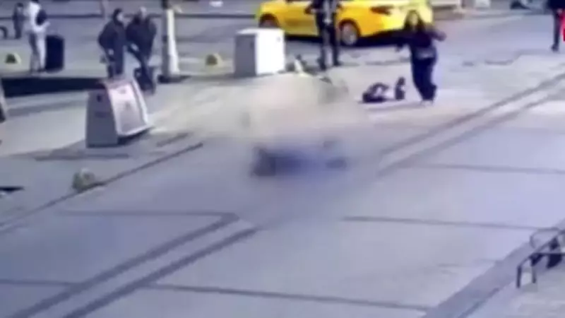 Fatih'te Feci Kaza: Annesinin Elini Bırakan Çocuğa Motosiklet Çarptı ve Sürücü Kaçtı