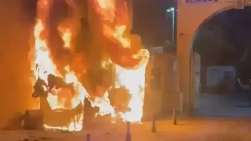 Fatih'teki Sümbül Efendi Camii'nde Güvenlik Kulübesi Alevlere Teslim Oldu