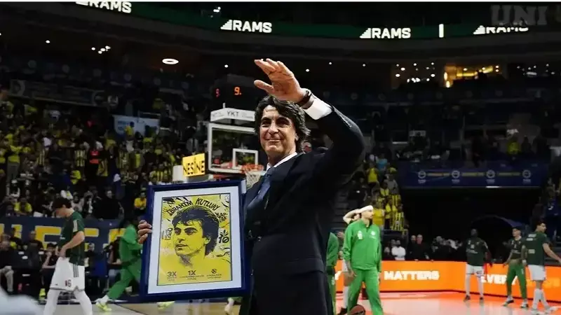 Fenerbahçe, İbrahim Kutluay'ın formasını salonuna astı