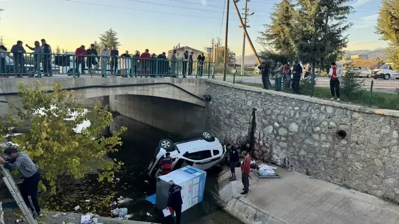 Fethiye'de İki Araç Çarpıştı: Biri Çocuk 5 Yaralı, Bir Araç Dereye Uçtu