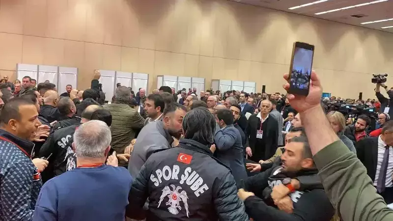 Gençlerbirliği'nde Olağanüstü Kongre: Arbede ve İstifa