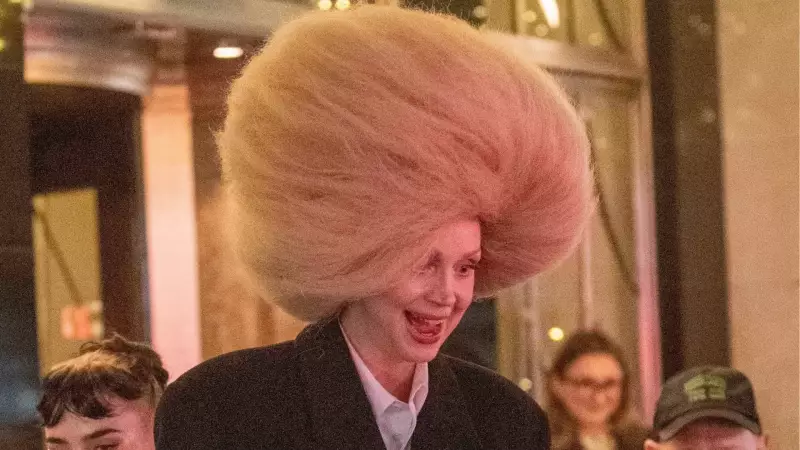 Gwendoline Christie Devasa Peruğuyla 2 Metreyi Aştı!