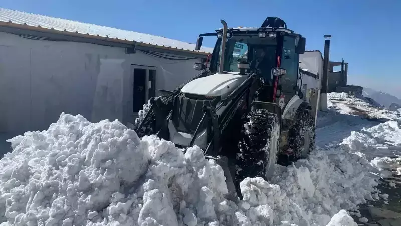 Hakkari'de Kar Yağışı: 2 Köy ve 10 Mezra Yolu Kapandı