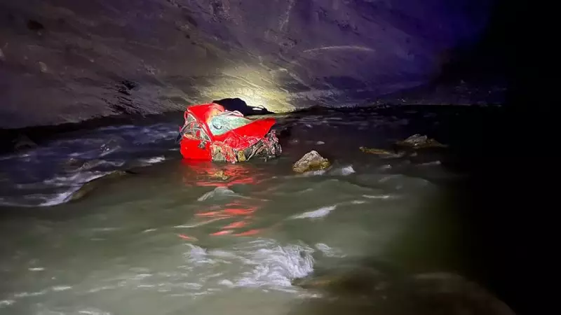 Hakkari'de Korkunç Kaza: Hafif Ticari Araç 300 Metreden Zap Suyu'na Uçtu