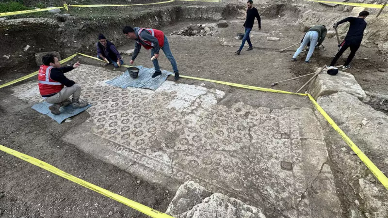 Hatay'da Deprem Sonrası Temel Kazısında Geç Antik Çağ Mozaiği Bulundu