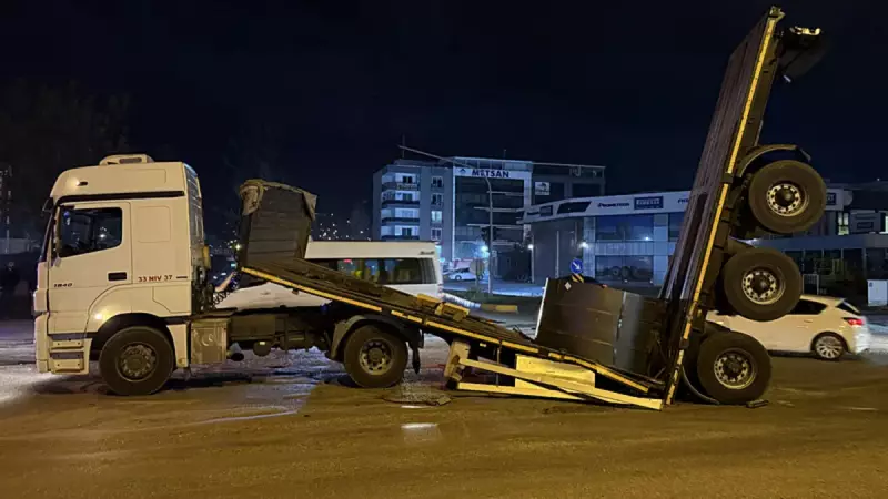 Hatay'da Tır Dorsesi Seyir Halinde İkiye Ayrıldı: Demir Rulolar Yola Saçıldı