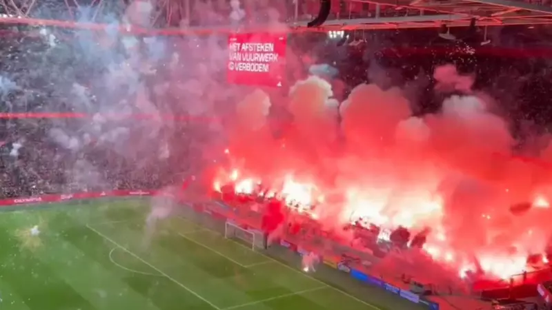 Havai Fişek Skandalı: Ajax-Groningen Maçı İptal Edildi
