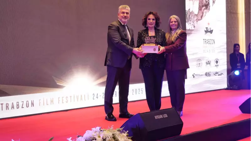 Hülya Koçyiğit Trabzon'da Altın Taka Onur Ödülü Aldı: AK Parti ve CHP'li Vekiller Aynı Sahnede