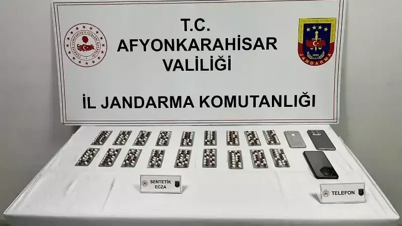 Jandarma Uyuşturucu Operasyonu: 3 Gözaltı ve 5 Kilo Esrar Ele Geçirildi