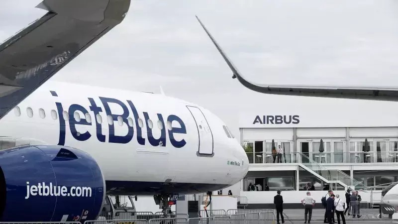 JetBlue Uçağı ABD Savaş Uçağı ile Havada Kıl Payı Çarpışmaktan Kurtuldu