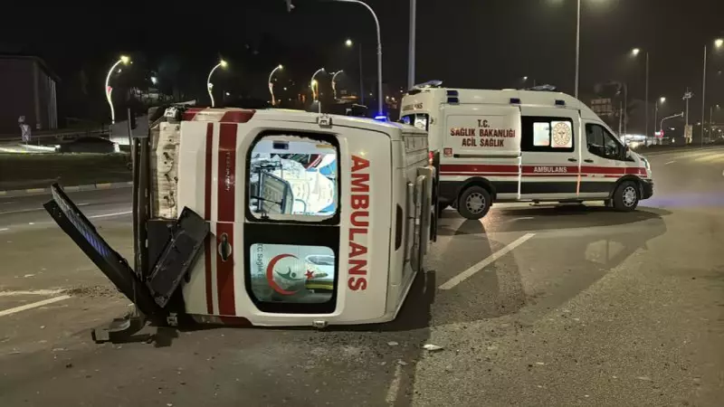 Karabük'te Ambulans ile Otomobil Çarpıştı: 3 Sağlık Çalışanı Yaralandı