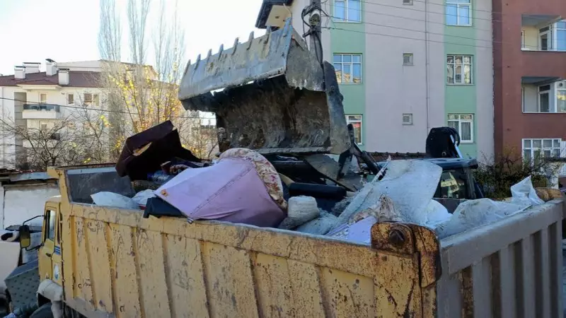 Karabük'te Bir Ev ve Bahçesi 10 Kamyon Çöple Kaplandı