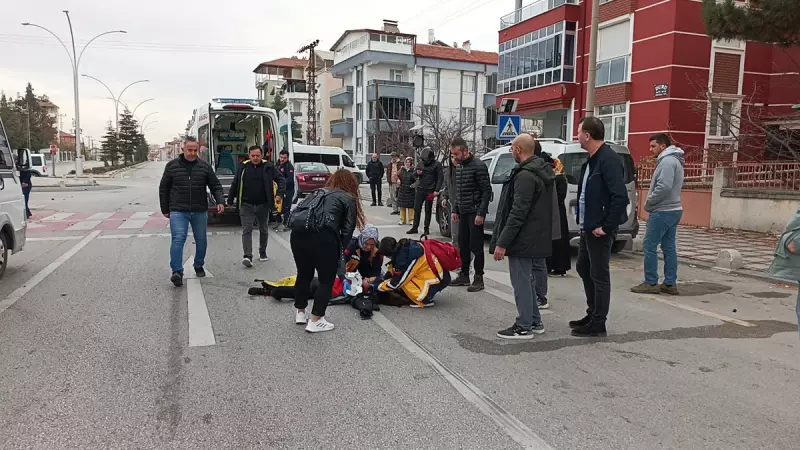 Karaman'da Motosiklet ile Servis Minibüsü Çarpıştı: 23 Yaşındaki Genç Kadın Ağır Yaralandı