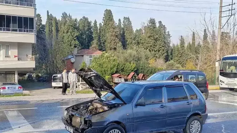 Karamürsel'de Seyir Halindeki Araçta Yangın: Vatandaşlar ve İtfaiye Müdahale Etti