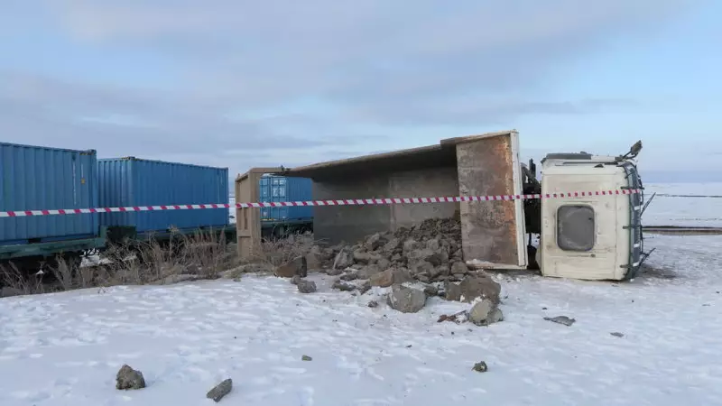 Kars'ta Yük Treni Kamyona Çarptı: Sürücü Hayatını Kaybetti